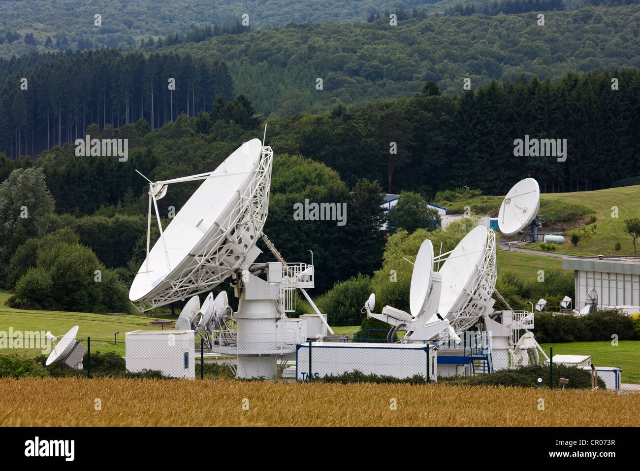 Parabolische Satellitenschüsseln des Belgien-Telekommunikation-Centers am Lessive, Namur, belgische Ardennen, Belgien Stockfoto