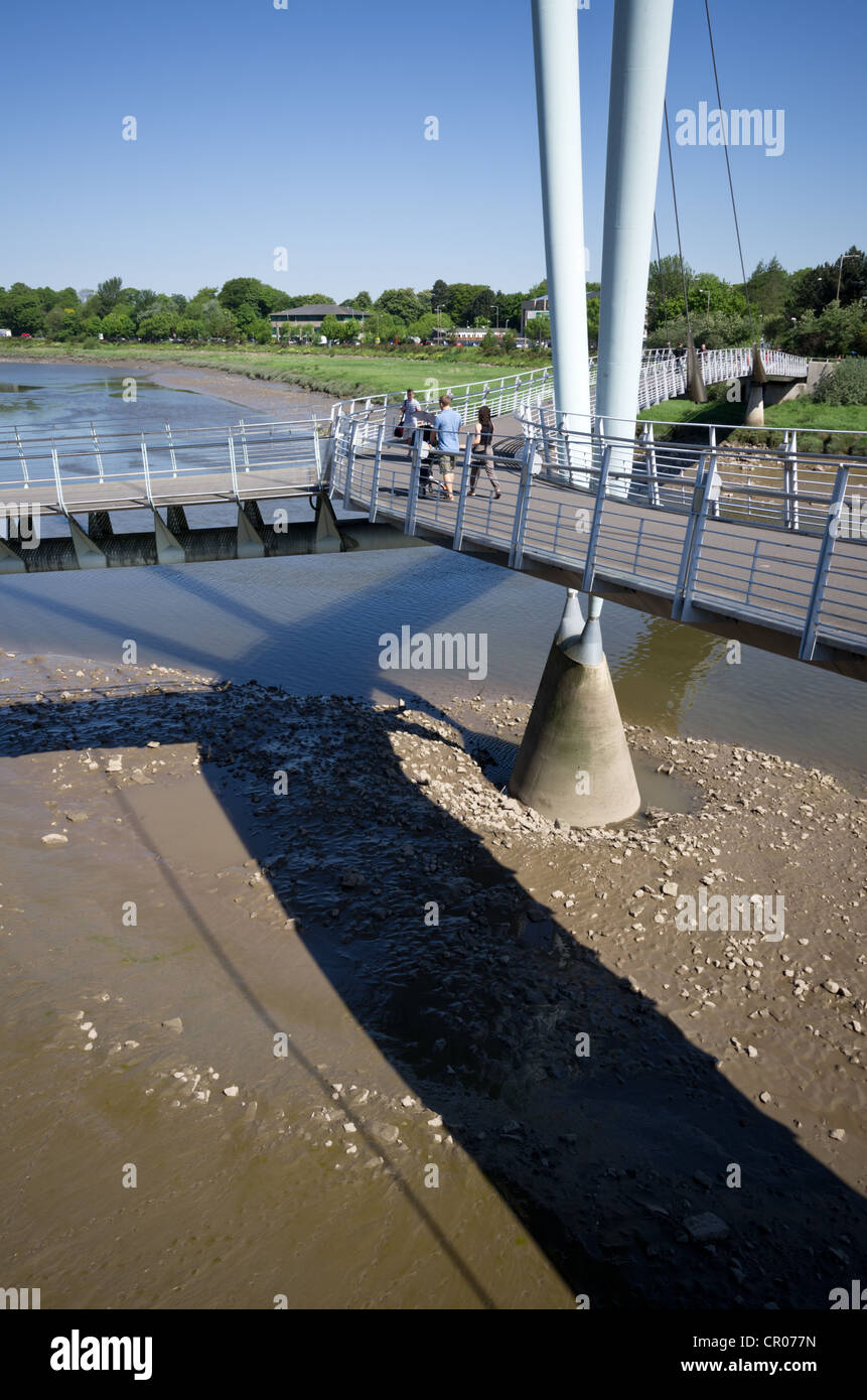 Millennium Fußgänger und Zyklus Boden Lancaster Brücke über den Fluss Lune mit dem Weg zur Morecambe darüber hinaus in den Rücken Stockfoto