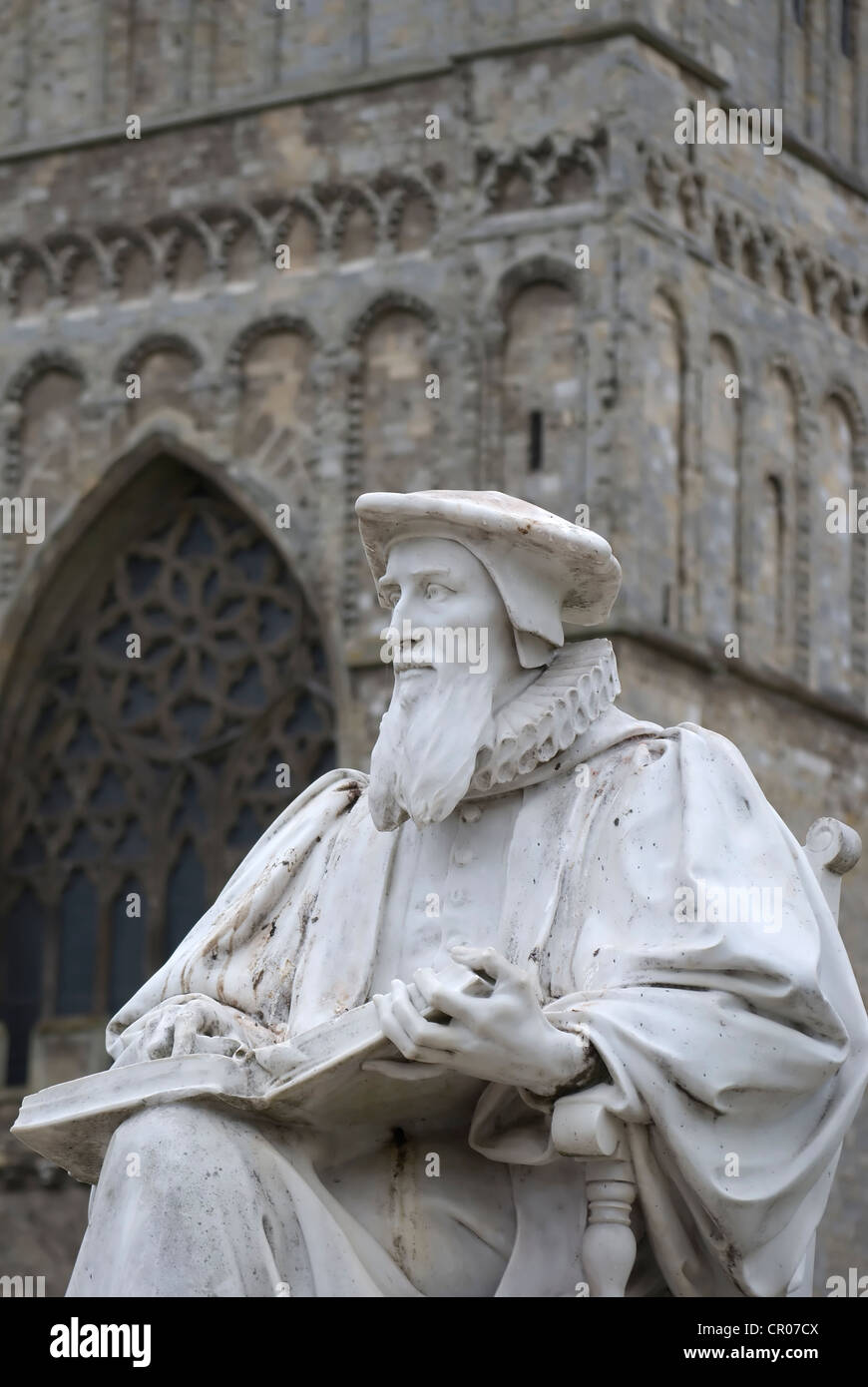 Statue von Alfred Drury des 16. Jahrhunderts anglikanischer Theologe Richard Hooker außerhalb Exeter Kathedrale, Exeter, Devon, England Stockfoto