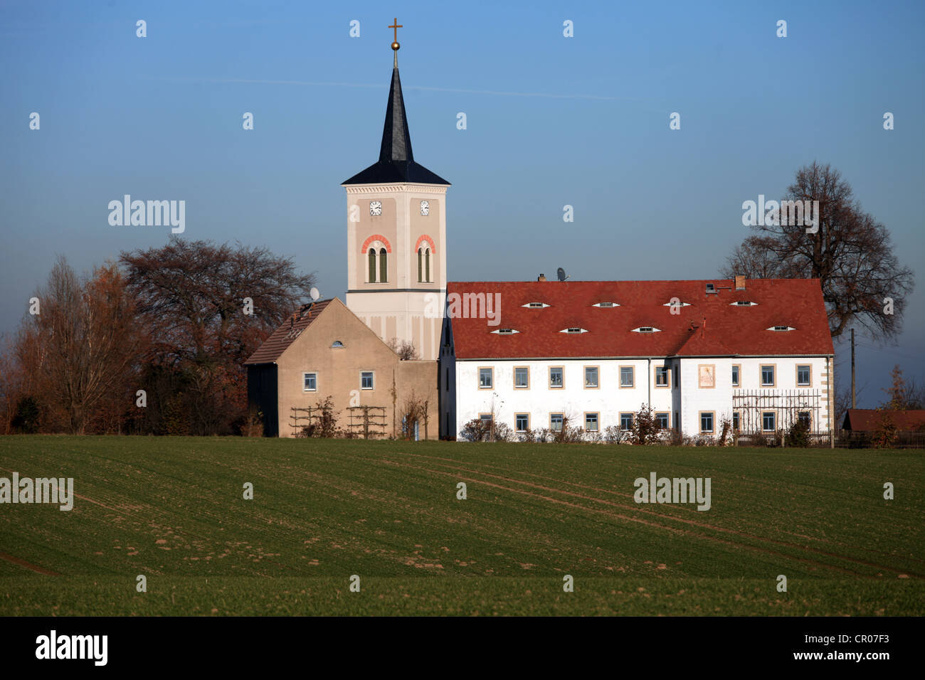 Kirche und Feld in Naustadt, Klipphausen, Linkselbische Taeler, Täler am linken Ufer des Flusses Elbe, Sachsen Stockfoto