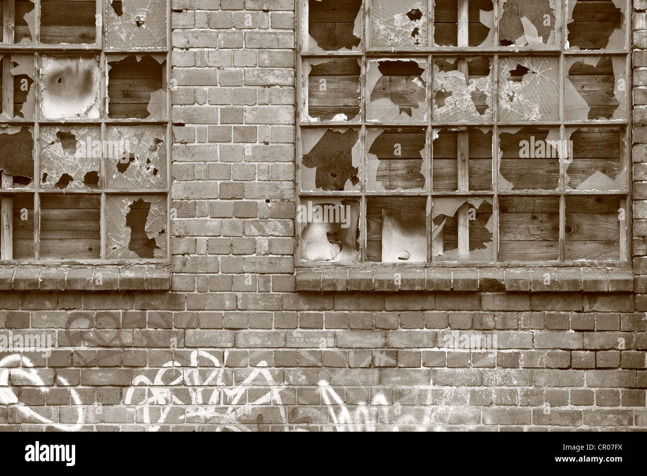 Bestandteil einer verlassenen Gebäude mit Graffiti an der Wand und zerbrochenen Fensterscheiben Stockfoto