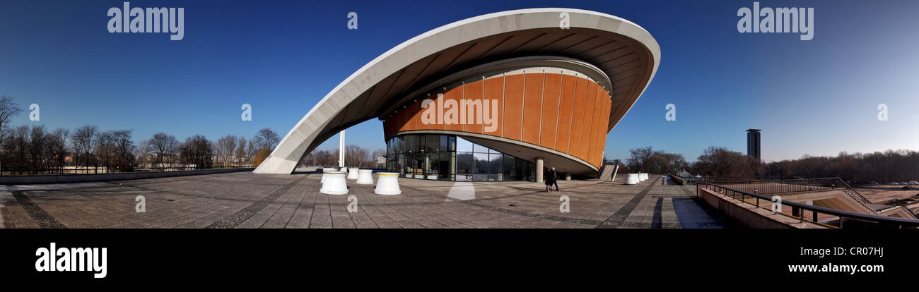 Panoramablick, Haus der Kulturen der Welt, Haus der Kulturen der Welt mit Bronze-Skulptur "große unterteilt Oval: Butterfly" von Stockfoto