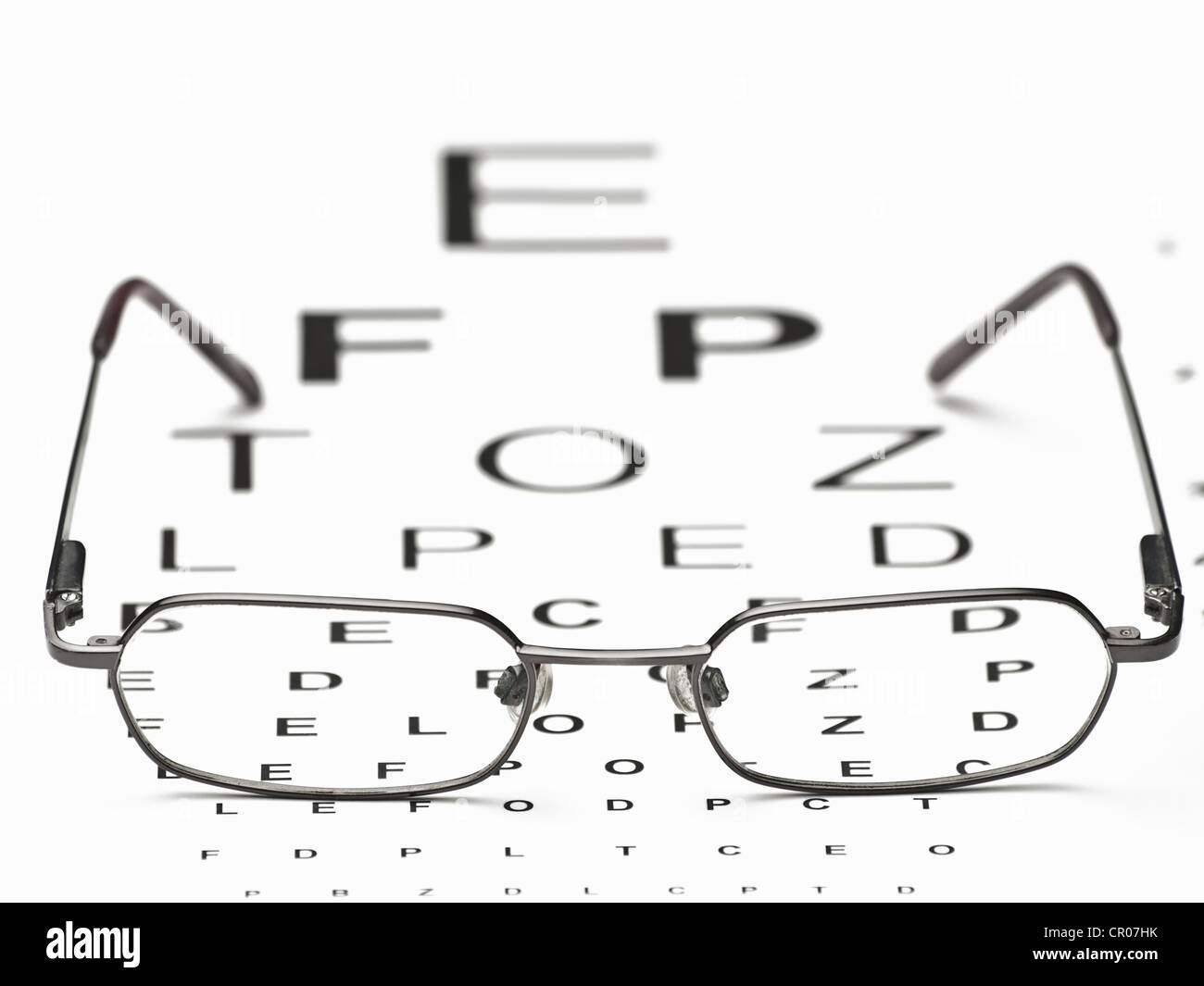 Gläser auf die Snellen Auge Diagramm, für das Auge Anblick testen, Gesundheitswesen und Medizin-Themen Stockfoto