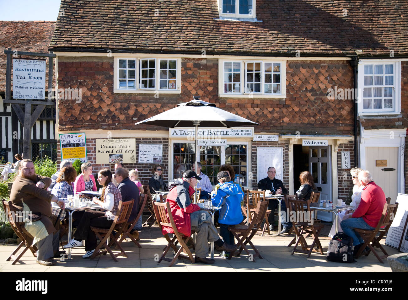 Sitzplätze draußen Tea Room. High Street. Schlacht. East Sussex. England. Stockfoto