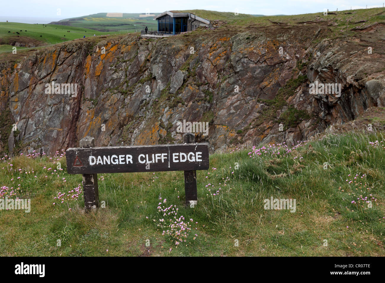 Klippe Warnschild mit Mull of Galloway Visitor Centre in Hintergrund-Schottland-Großbritannien Stockfoto