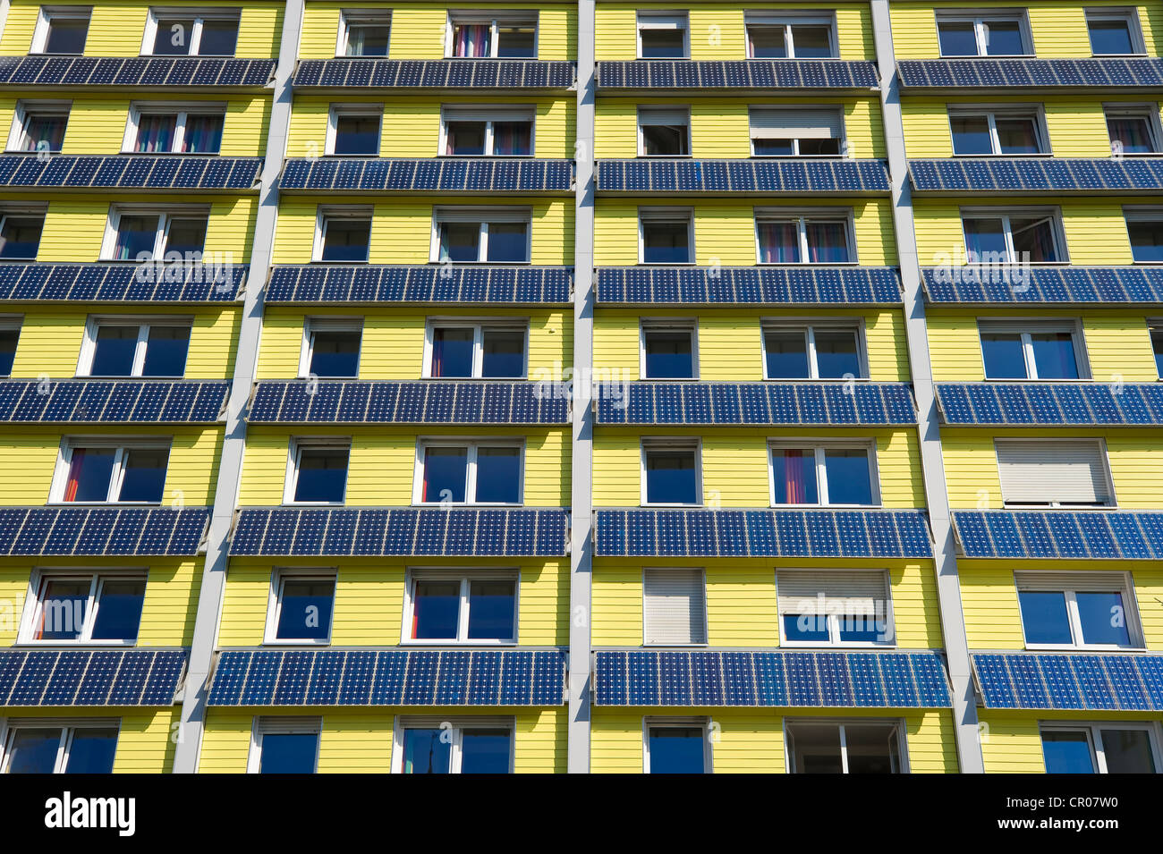Halle des Wohn- oder Schlafraum mit solar Front, Freiburg Im Breisgau, Baden-Württemberg, Deutschland, Europa Stockfoto