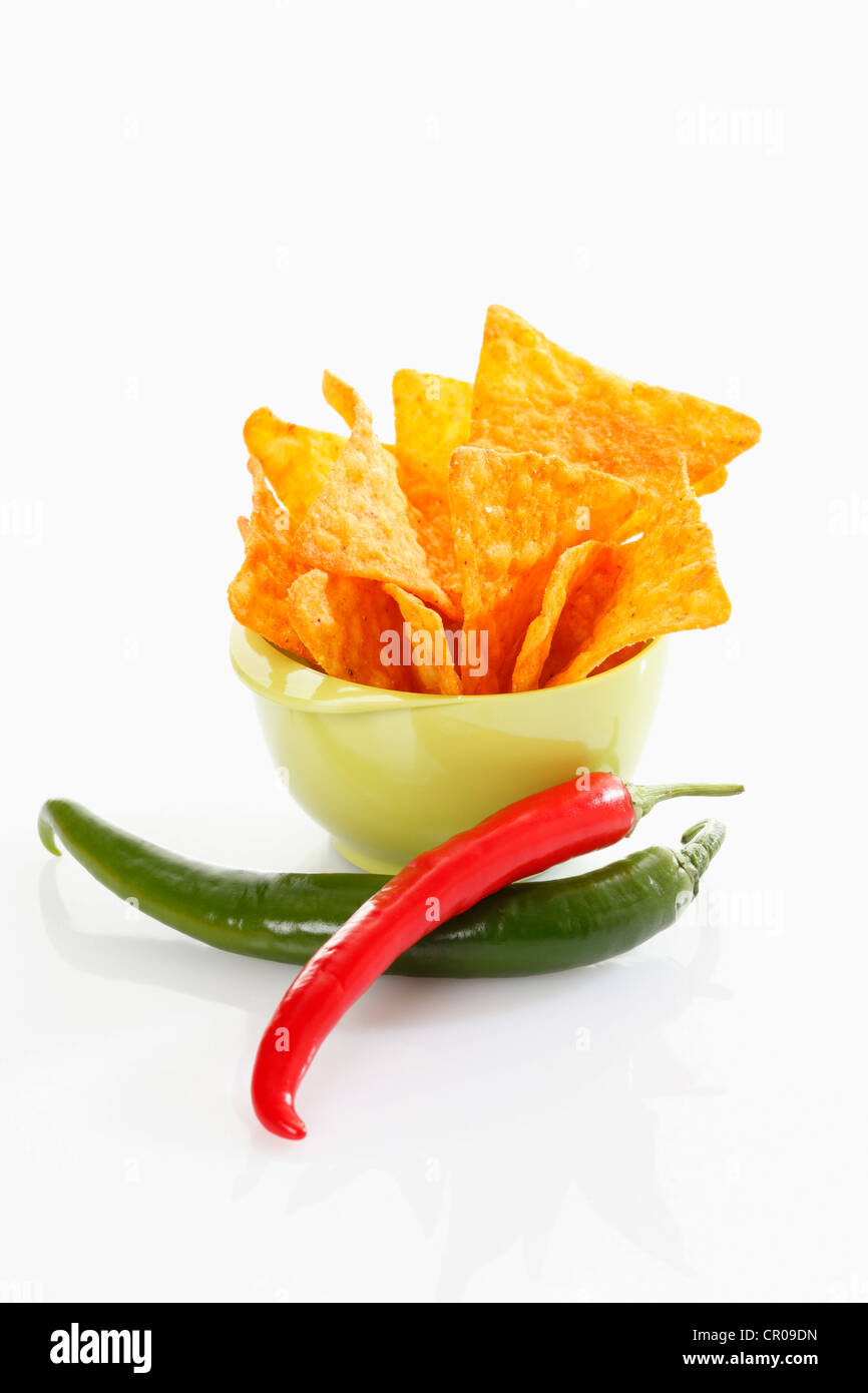 Tortilla-Chips mit Peperoni in eine Plastikschüssel Stockfoto
