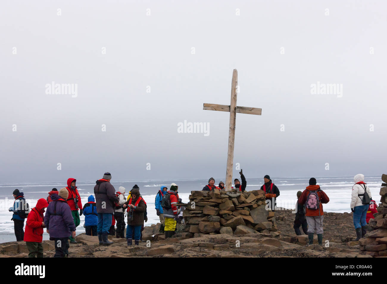 Touristen am Grab von 30 Walfänger, Sorgfjord, Spitzbergen, Norwegen Stockfoto