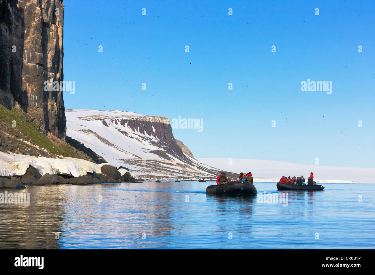 Touristen in Zodiac Uhr Vogel Kolonie Alkefjellet, Spitzbergen, Norwegen Stockfoto