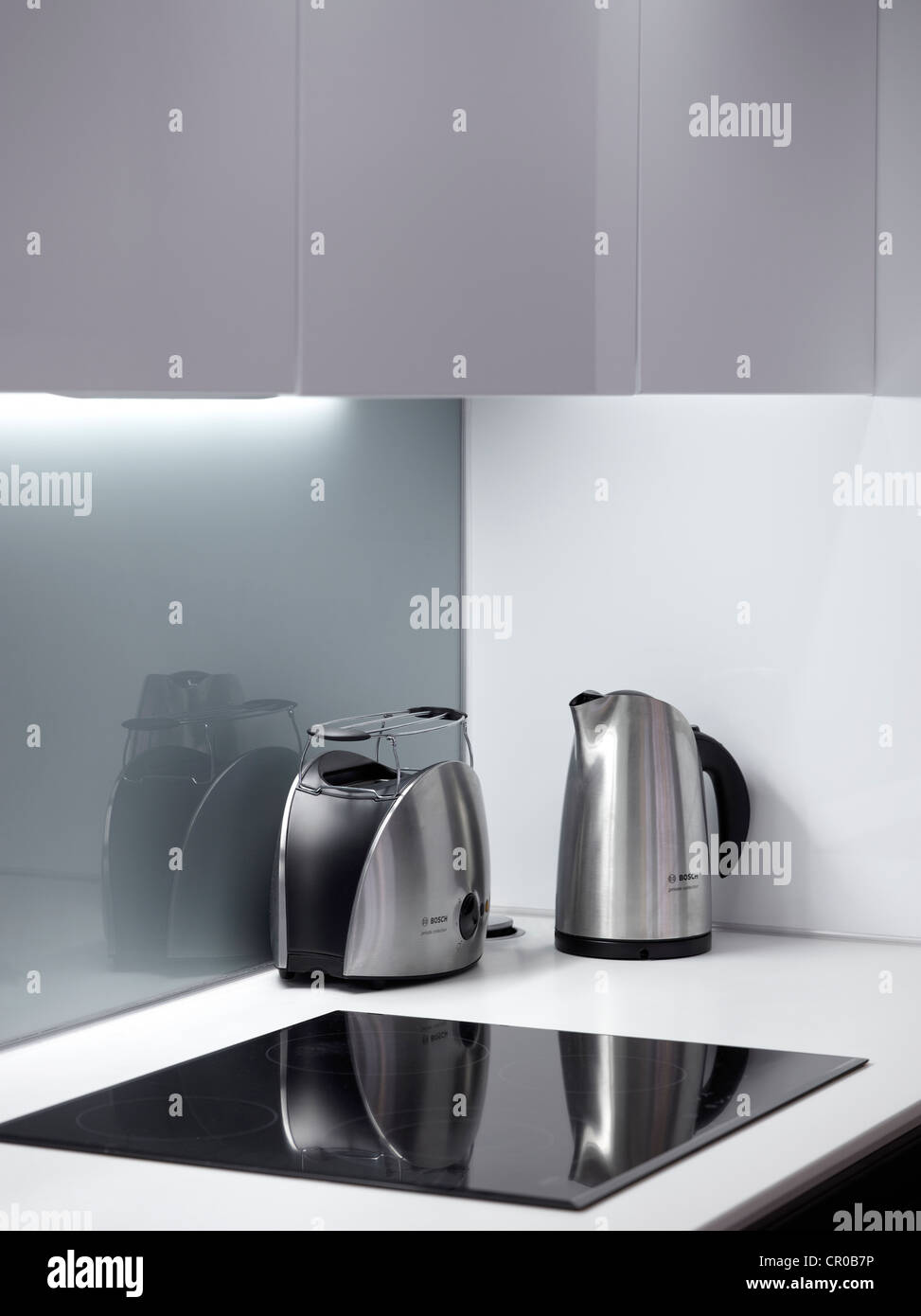 Ecke des modernen Designer-Küche mit Herd, Wasserkocher und Toaster, alles  grau und Silber Stockfotografie - Alamy