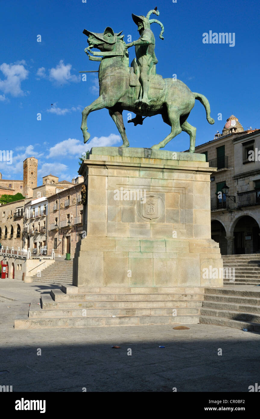 Statue of francisco pizarro Fotos und Bildmaterial in hoher Auflösung