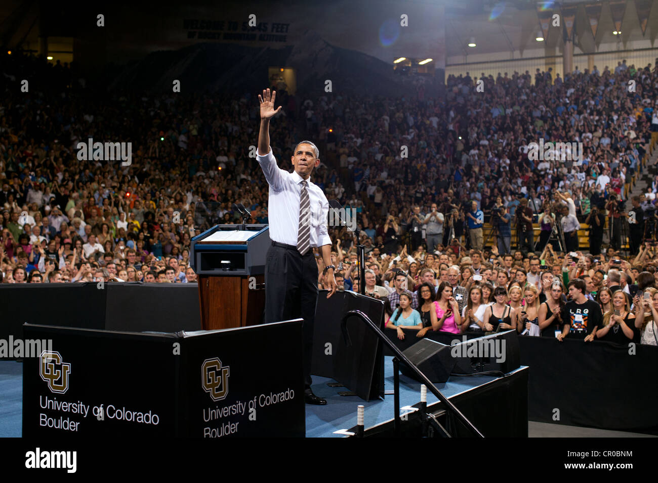 Präsident Barack Obama räumt Applaus nach seinen Ausführungen auf die Studenten Darlehenszinsen, an der University of Colorado Stockfoto