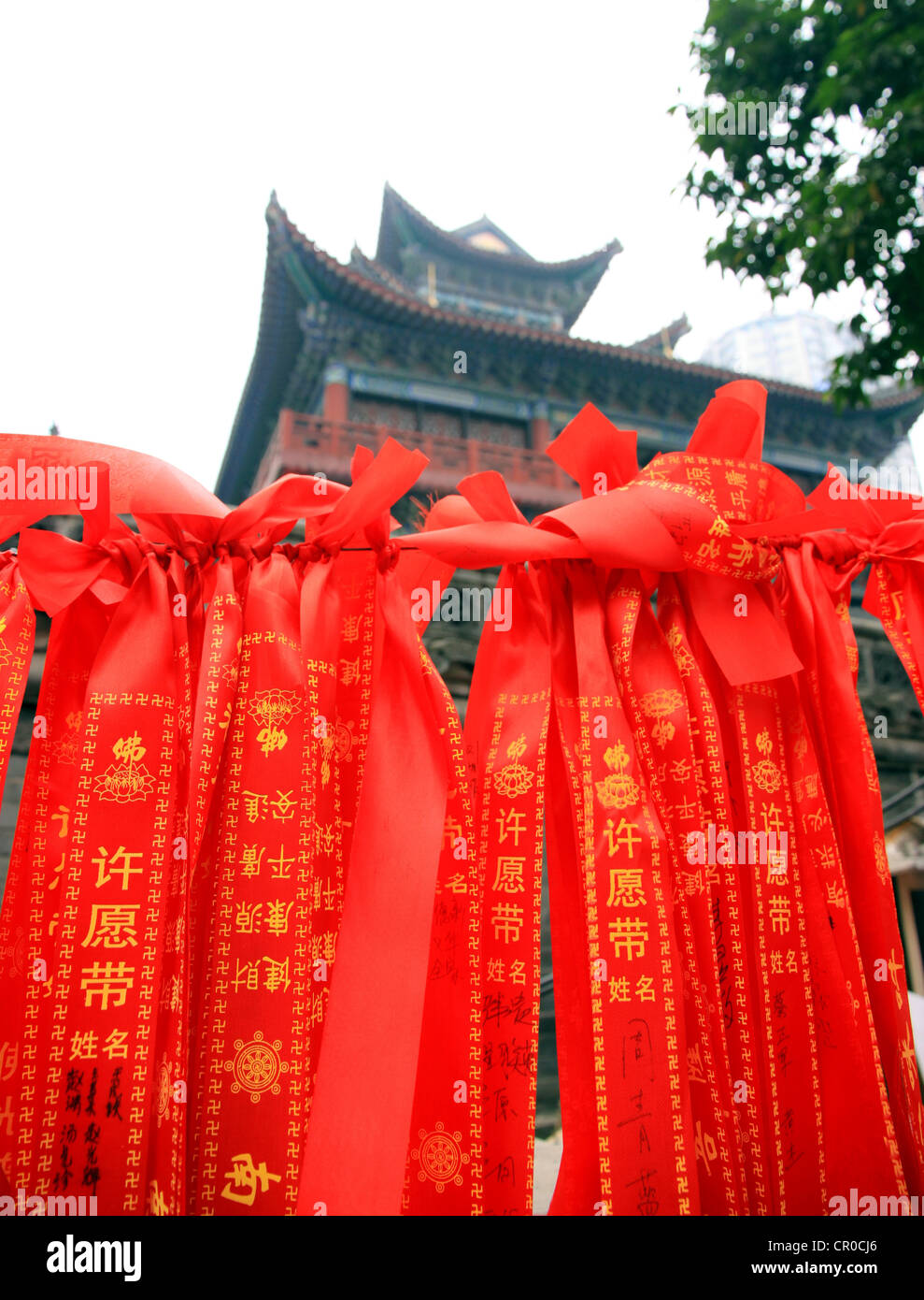 Wunsch, dass Bänder (Qi Dai Yuan) hing in einem buddhistischen Tempel in Chongqing. Stockfoto