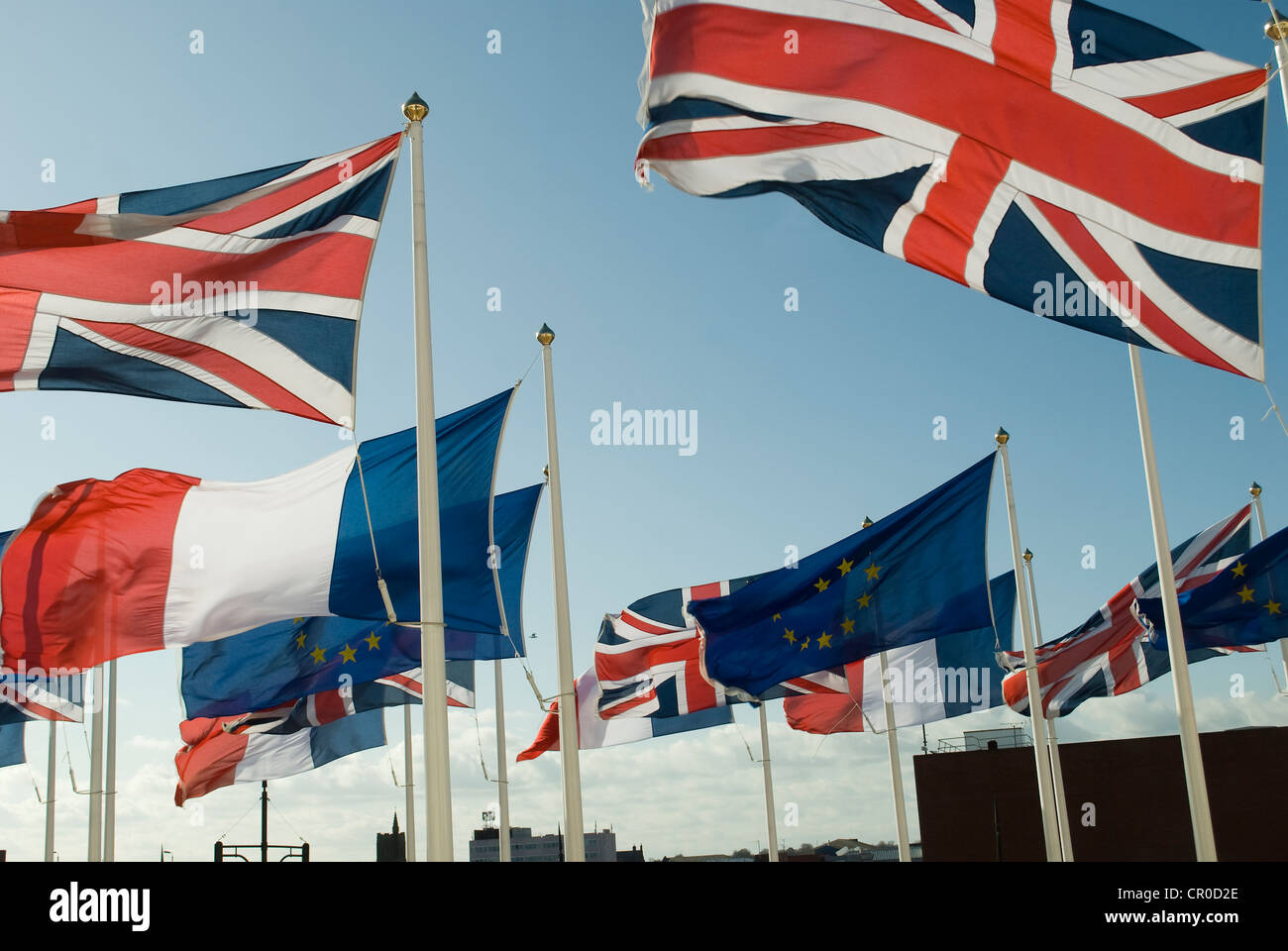 Union Jack und Europäische Union Fahnen auf zahlreichen Fahnenmasten Stockfoto