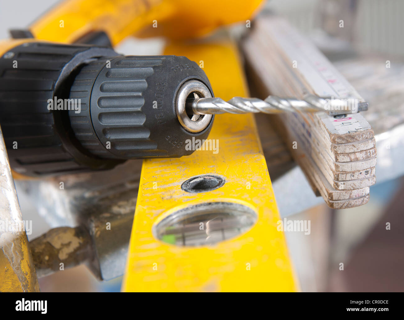 Bohrmaschine, Wasserwaage und eine klappbare Zimmermann Herrscher  Stockfotografie - Alamy