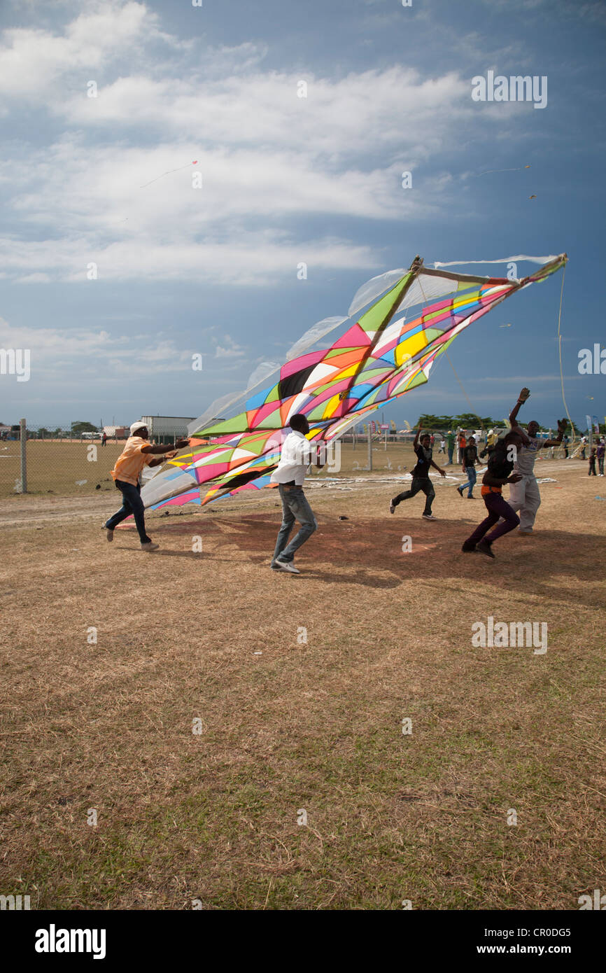 Kite fliegen, riesigen Drachen aus Bambus und Kunststoff-Folien, Sandy Bay,  Jamaica hergestellt Stockfotografie - Alamy