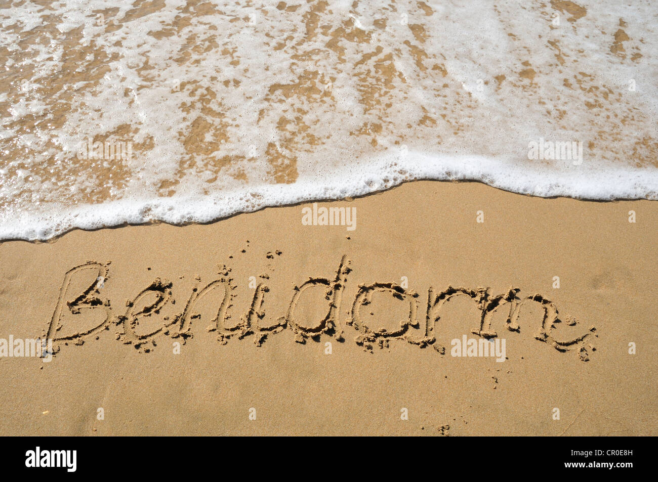 "Benidorm" geschrieben in den Sand, Benidorm, Costa Blanca, Spanien, Europa Stockfoto