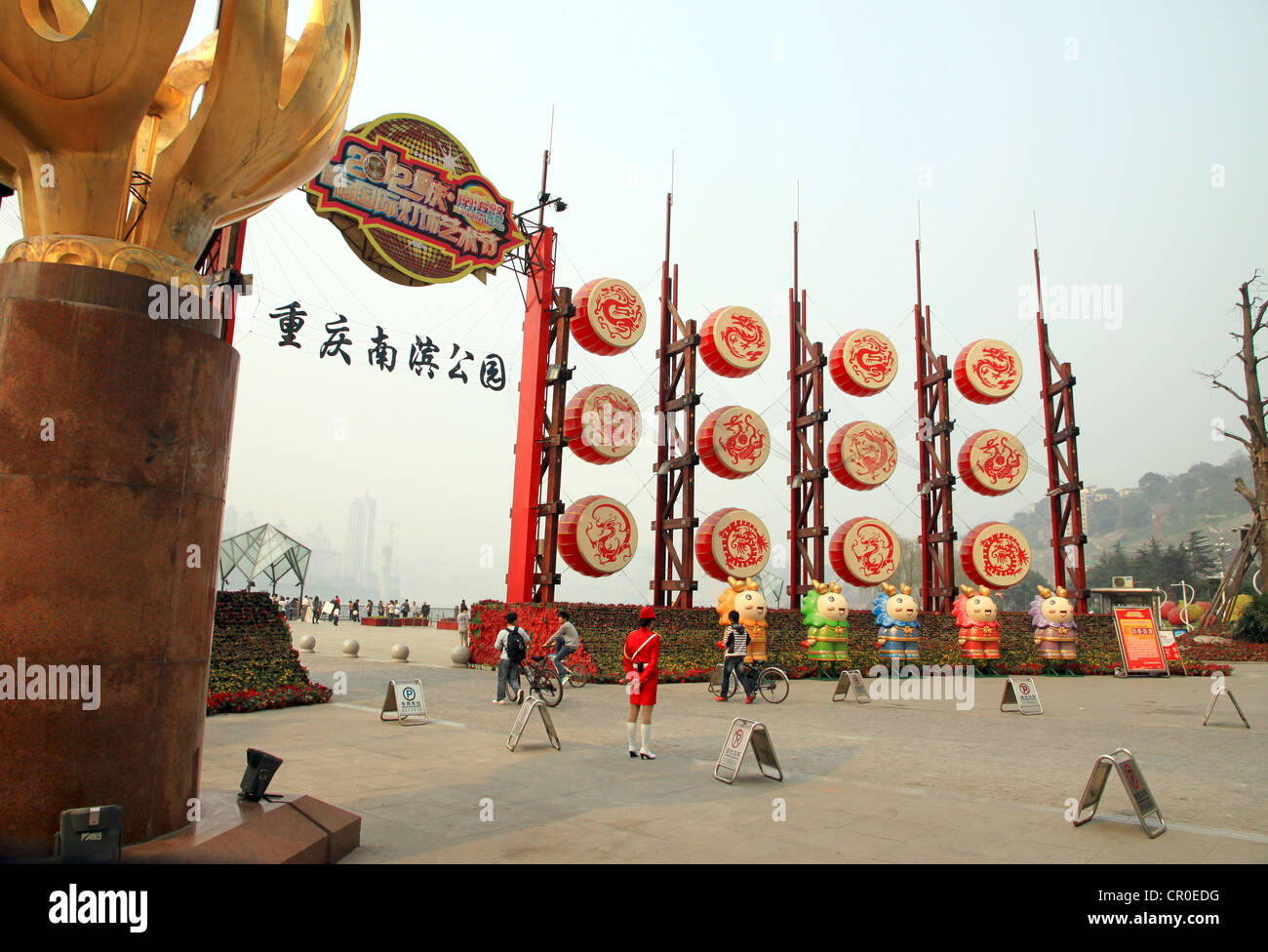 Ein modernes Quadrat am Jangtse-Fluss in Chongqing. Stockfoto