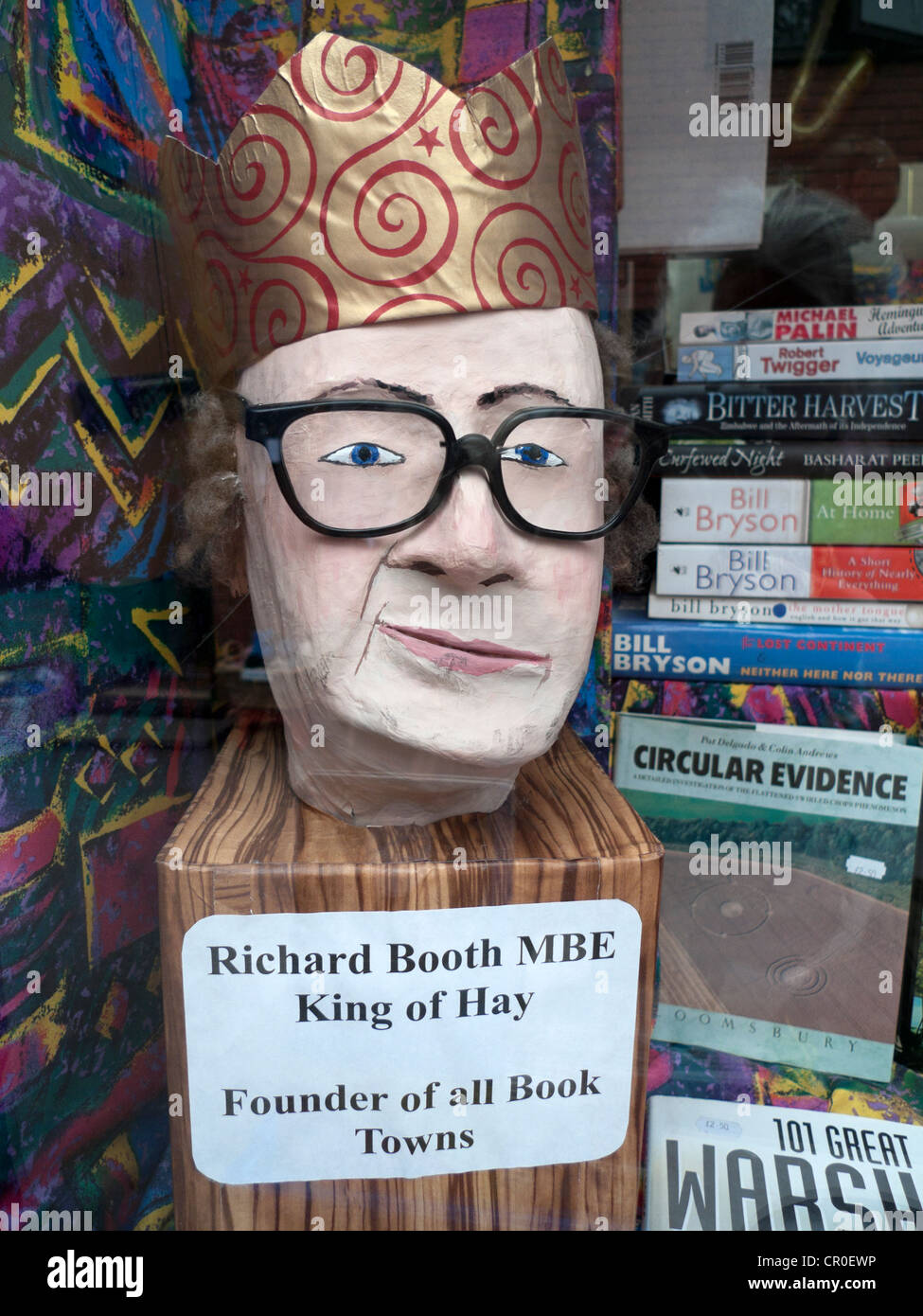 Papiermache Marionette von 'König von Heu' Richard Booth und Gründer von Buch Städte in einer Buchhandlung Fenster bei Hay Festival, Hay-on-Wye Wales UK KATHY DEWITT Stockfoto