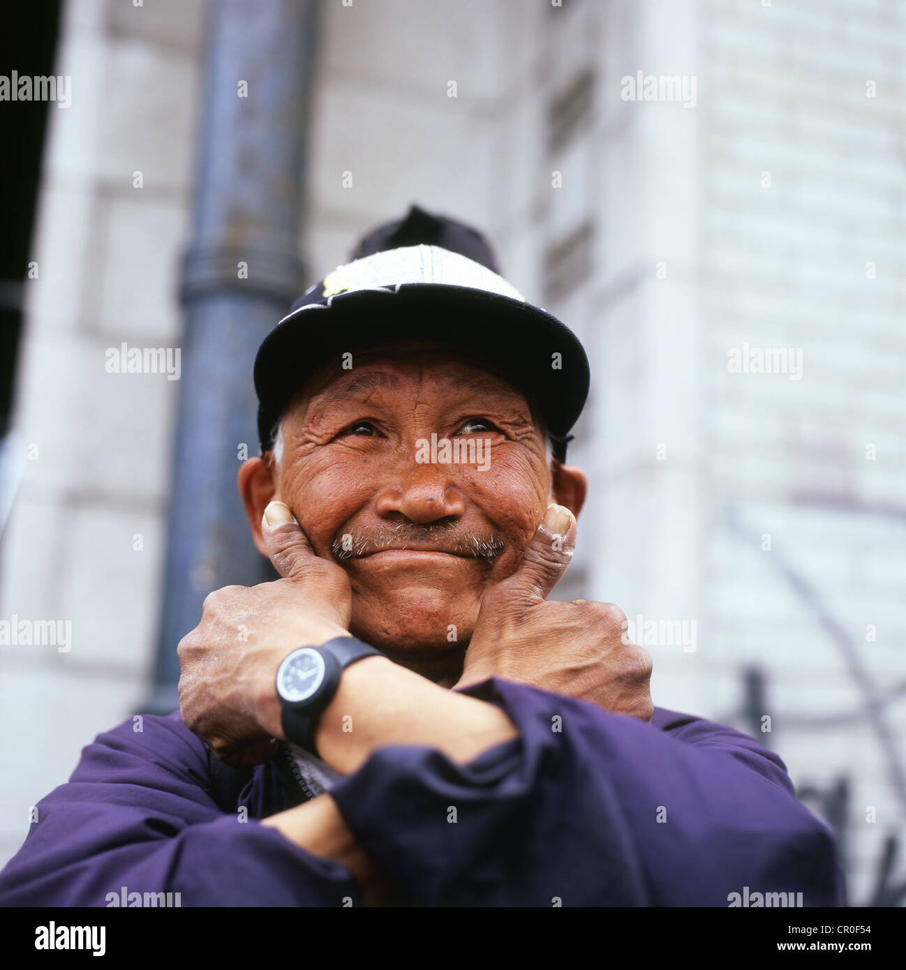 Eine glücklich lächelnde Indigenen senior Kanadischen Inuit Mann mit Daumen nach oben Zeichen auf einer Straße in Montreal Kanada Nordamerika KATHY DEWITT Stockfoto