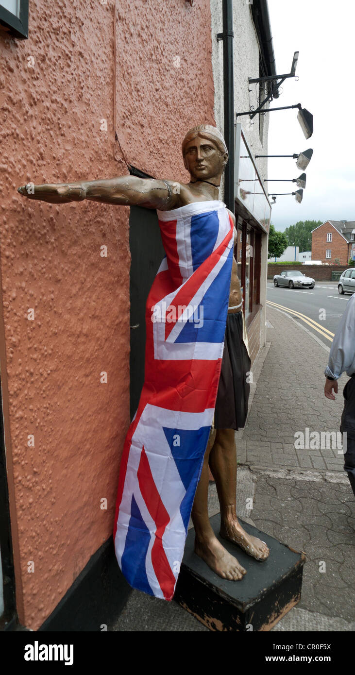 Eine griechische Statue mit Arm gestreckt drapiert in einem Union Jack in der Queen 2012 Jubiläum außerhalb einer griechischen Kebab Shop Wales Stockfoto