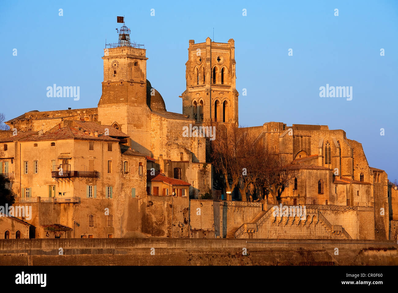 Frankreich, Gard, Pont Saint Esprit, Prieuré St Pierre (St. Peter Priory) und St-Saturnin-Kirche Stockfoto