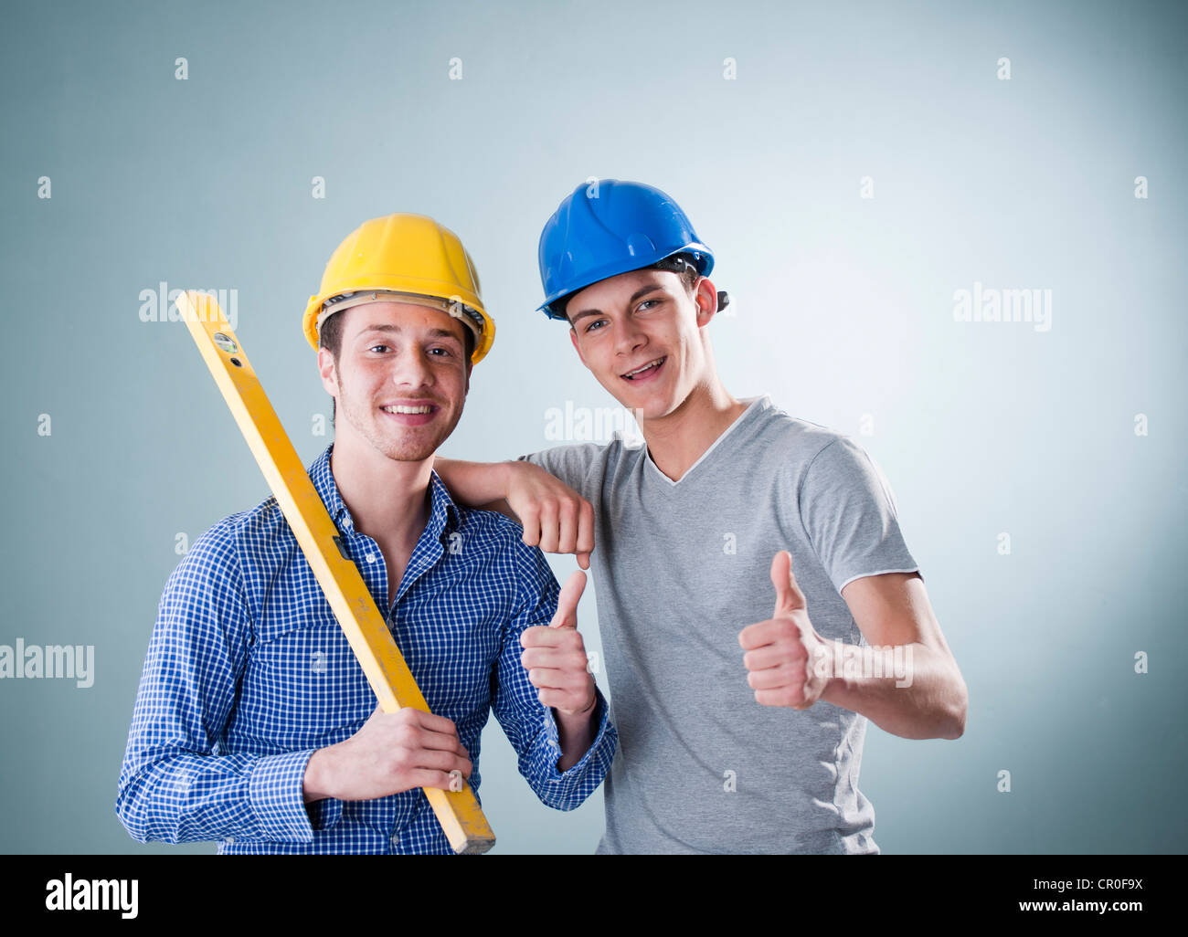 Zwei junge Handwerker mit einer Wasserwaage Stockfoto