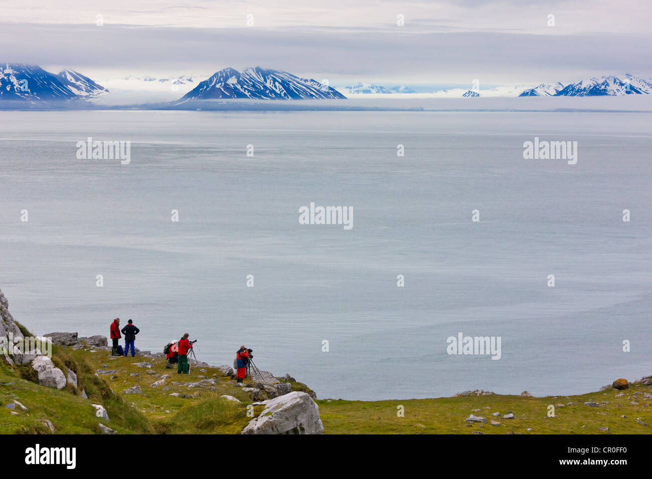 Touristen auf der Insel, Bellsund, Spitzbergen, Norwegen Stockfoto