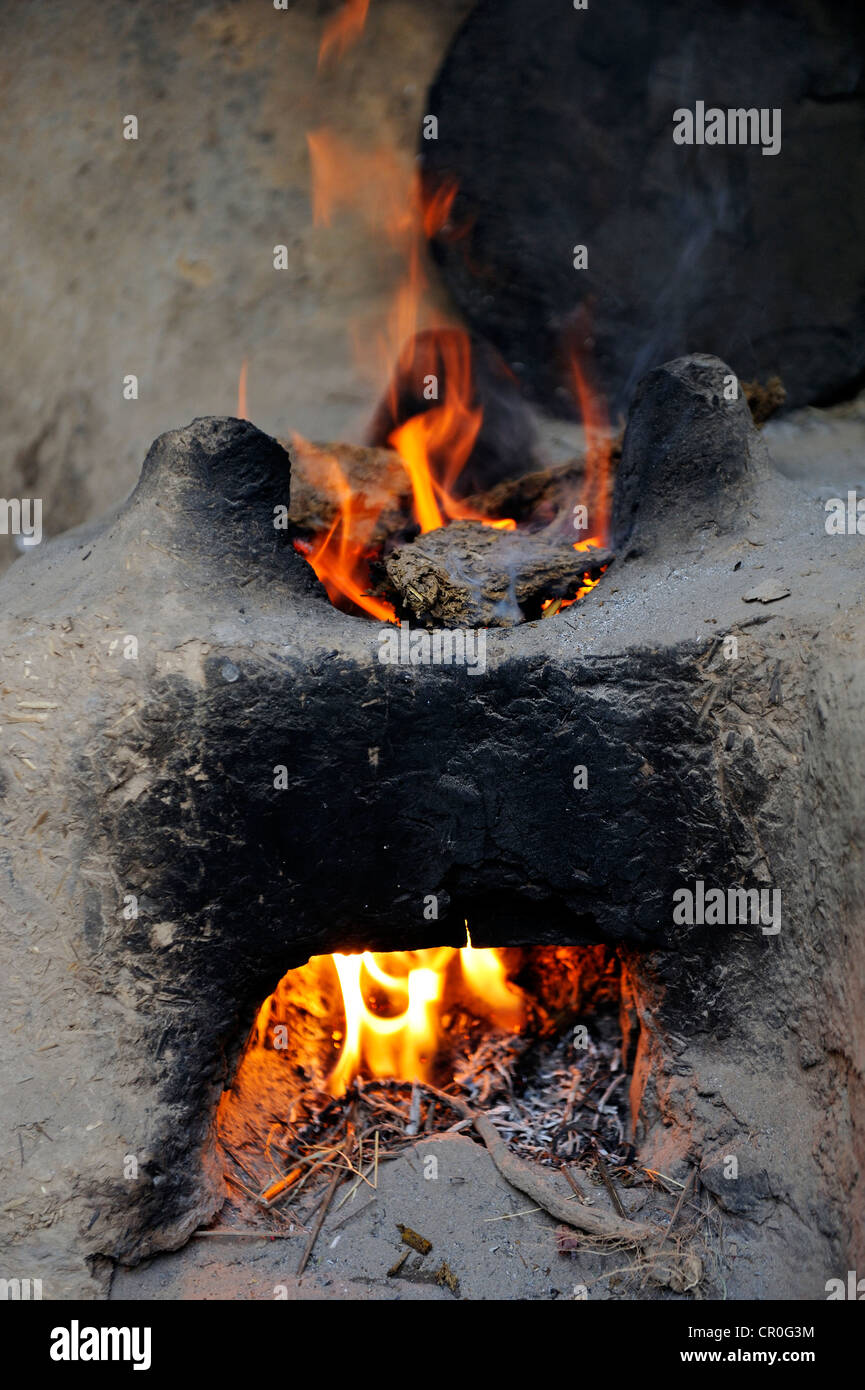 Feuer in einem einfachen Lehmofen, Lahore, Punjab, Pakistan, Asien Stockfoto