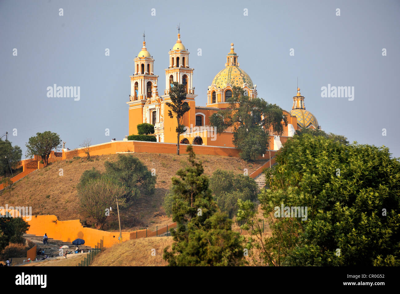 Kirche Iglesia Nuestra Senora de Los Remedios auf den Ruinen der vorspanischen Pyramide von Cholula, Mexico, Lateinamerika Stockfoto Kirche Iglesia Nuestra Senora de Los Remedios auf den Ruinen der vorspanischen Pyramide von Cholula, Mexico, Lateinamerika Stockfoto