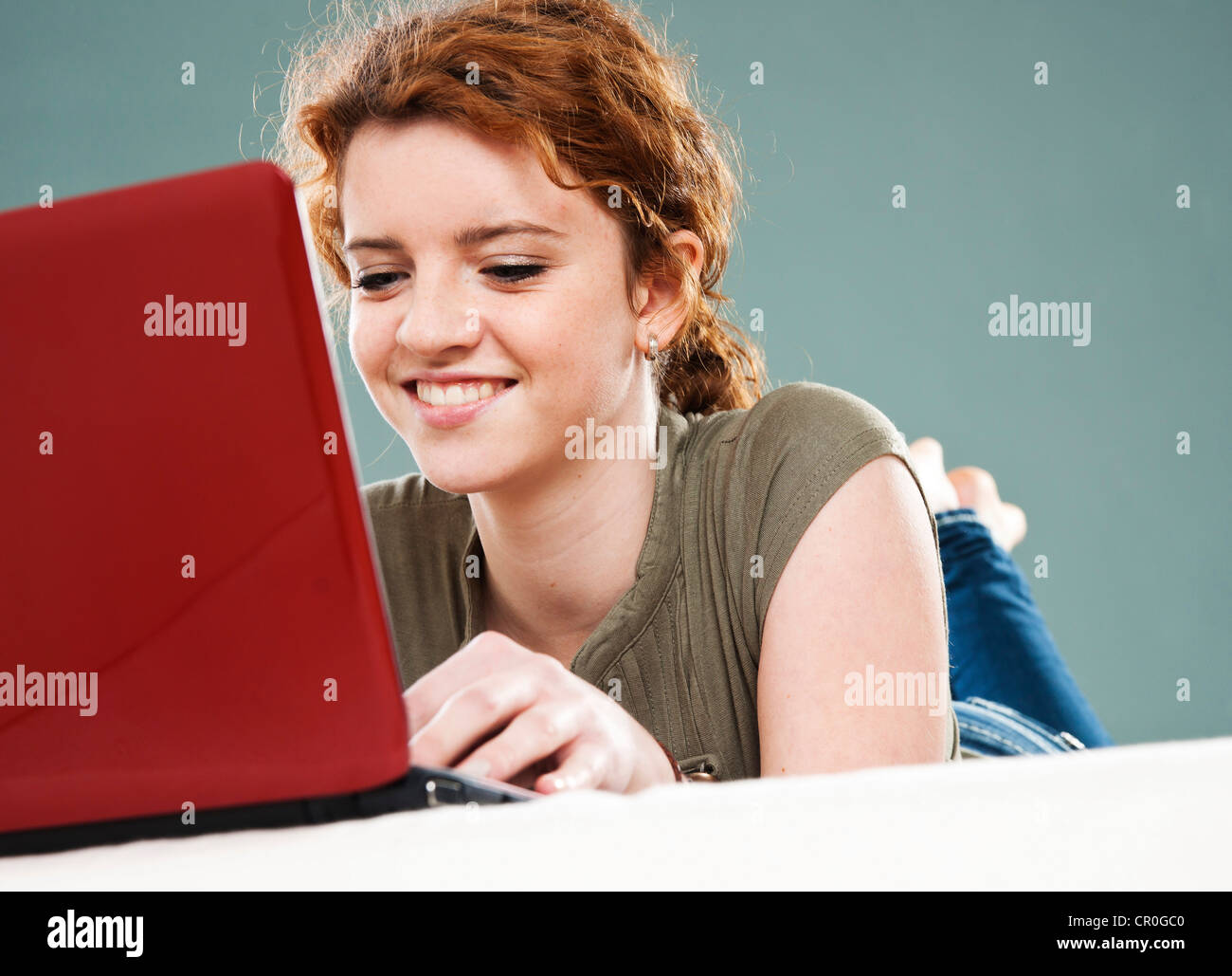 Lächelndes Mädchen mit einem laptop Stockfoto