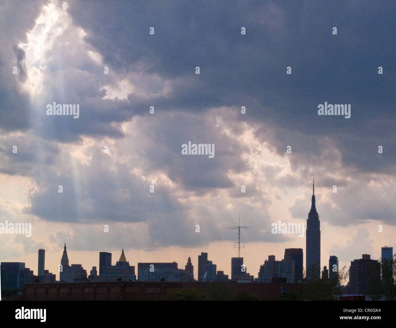 20. Juli 2010-Greenpoint, Brooklyn New York Gewitterwolken über Manhattan Stockfoto