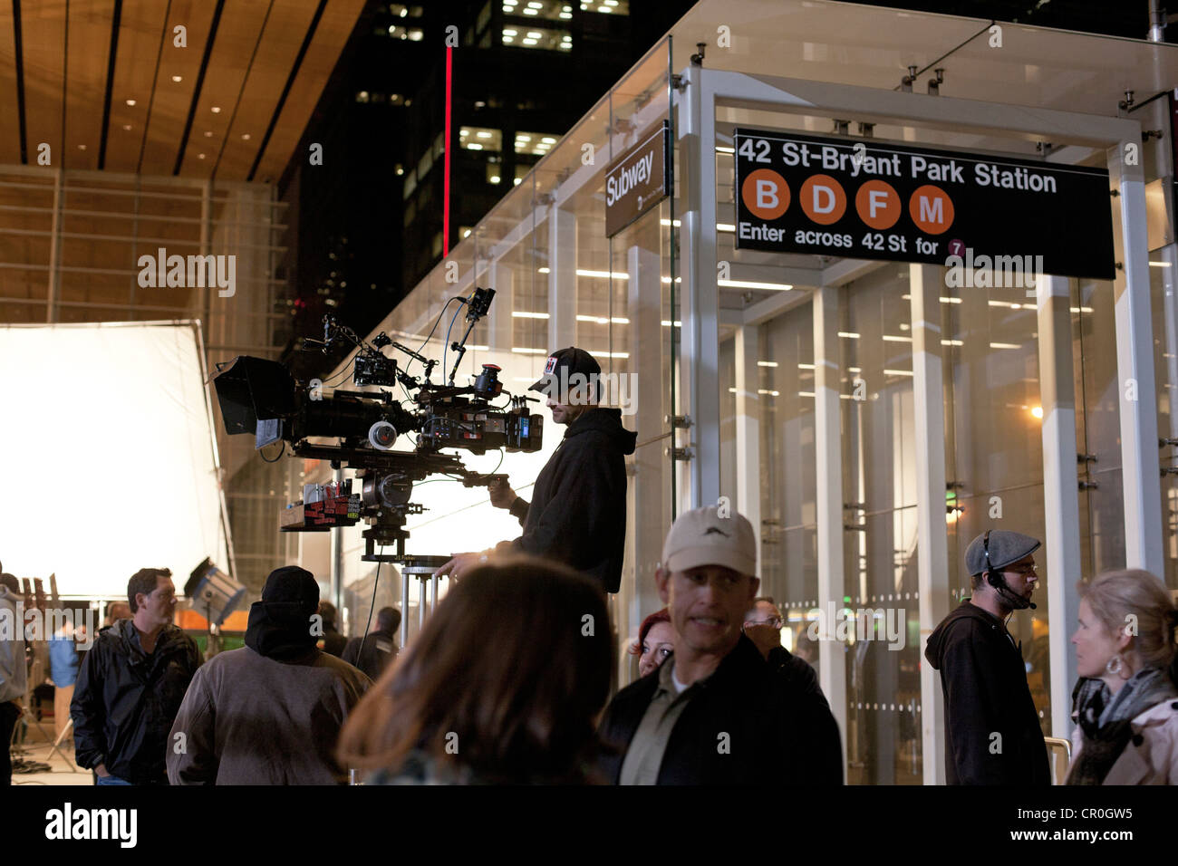 Eine Szene aus der HBO-Fernsehserie "The Newsroom" ist in der Nacht in New York City gedreht. Stockfoto