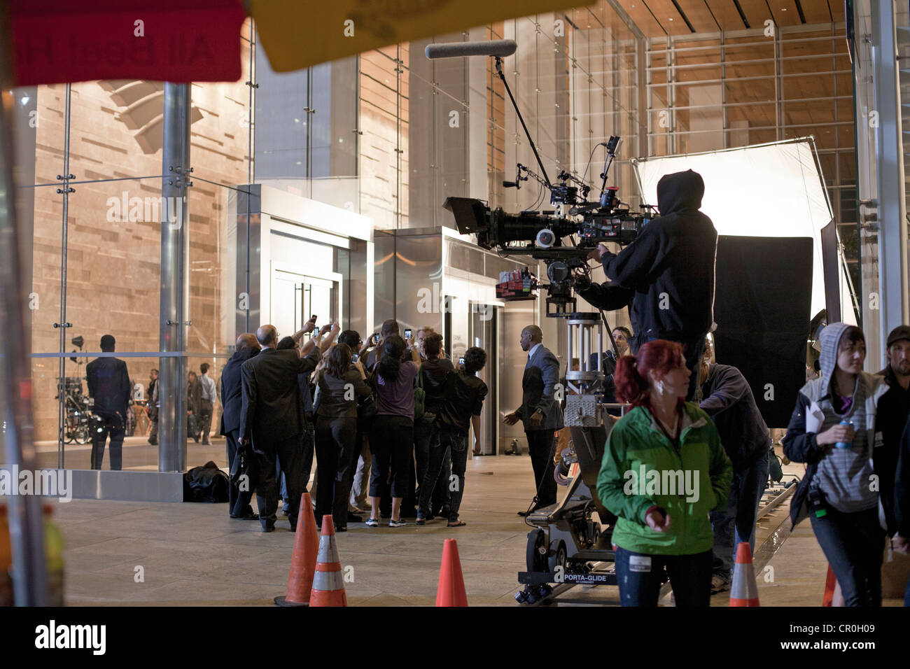 Eine Szene aus der HBO-Fernsehserie "The Newsroom" Darsteller Jeff Daniels ist in der Nacht in New York City gedreht. Stockfoto