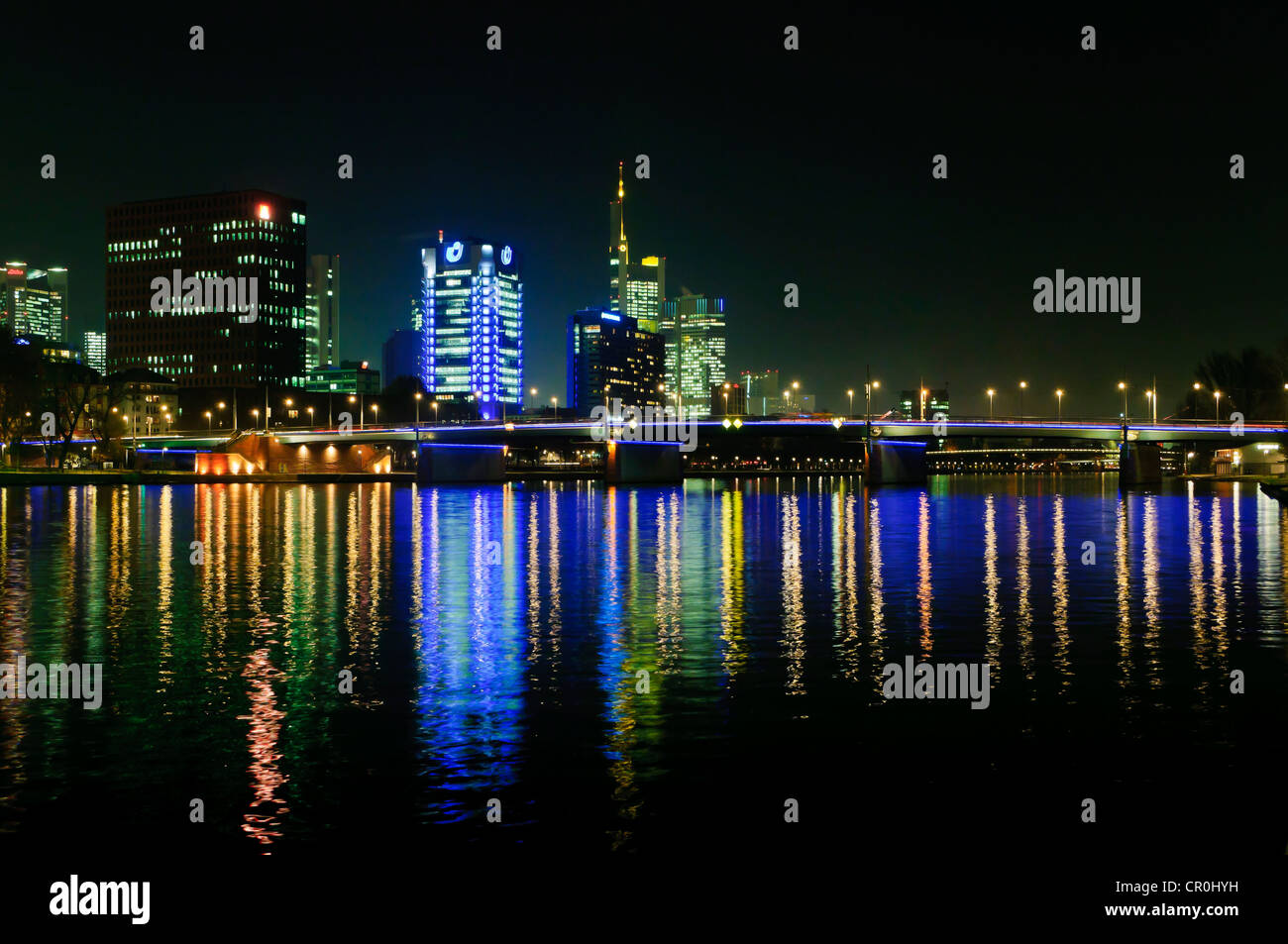 Blick auf die Frankfurter Skyline mit blau leuchtender Union Investment Gebäude, gelb beleuchtet Commerzbank-Tower, Hauptsitz der IG Metall, Stockfoto