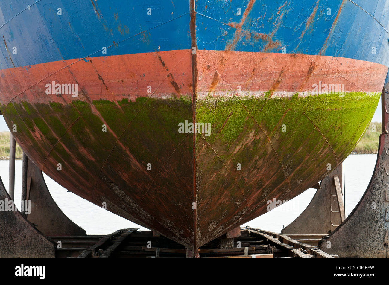 Farbige Rumpf bedeckt mit Algen im Trockendock, Hvide Sande, Jütland, Dänemark, Europa Stockfoto