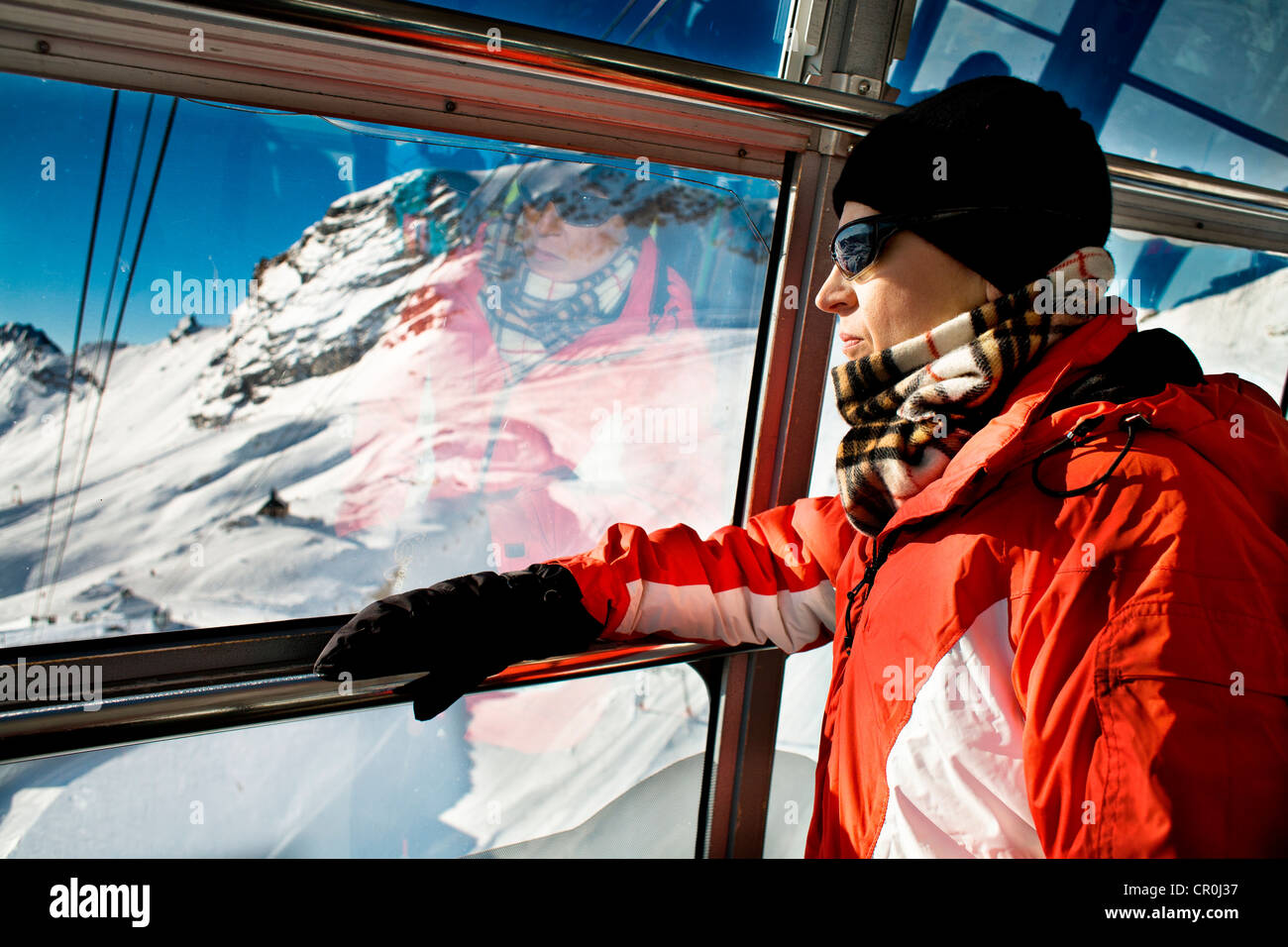 Frau in der Gondelbahn am Gipfel der Zugspitze in den Alpen, Bayern, Deutschland, Europa Stockfoto