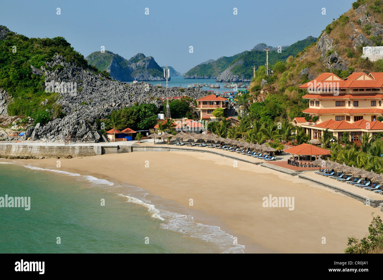 Strand mit Cat Ba Hotel, Halong Bucht, Vietnam, Südostasien, Asien Stockfoto
