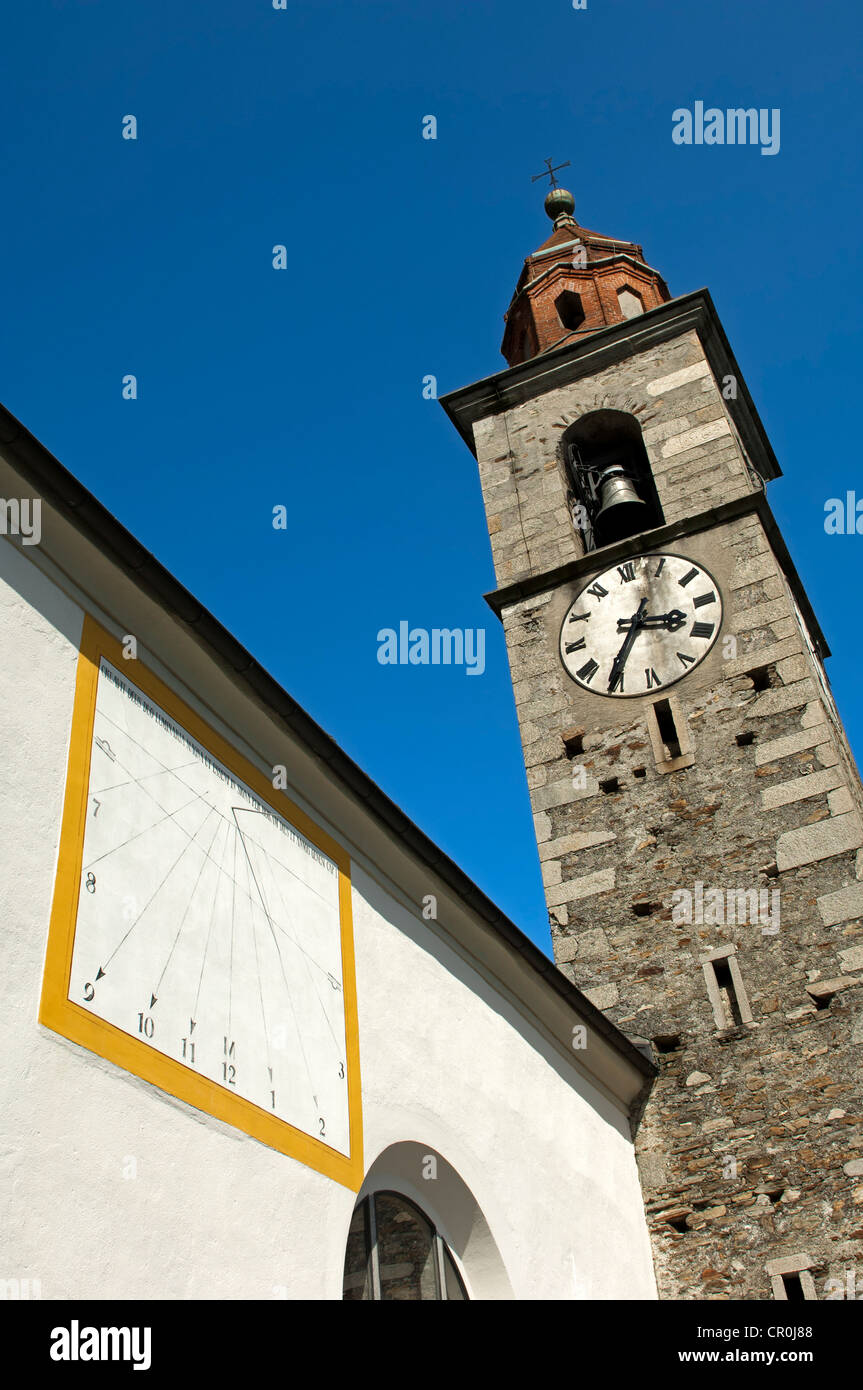 Sonnenuhr und Kirche Kirchturm, Ronco Sopra Ascona, Tessin, Schweiz, Europa Stockfoto