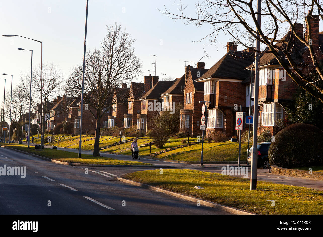 Lange Reihe von Doppelhaushälften Lyttelton Road, Hampstead Garden Suburb, London, N2, England, UK. Stockfoto