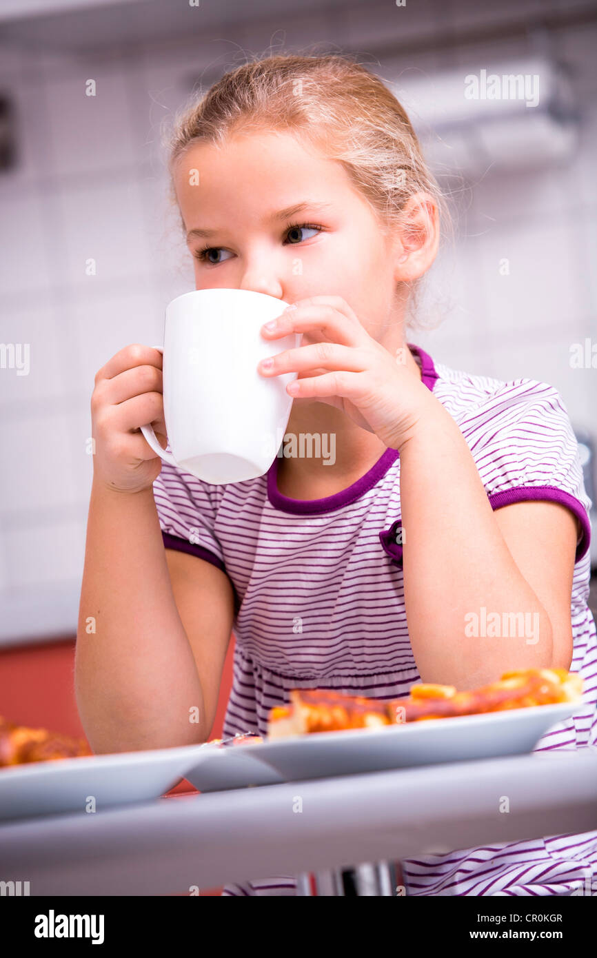 Junges Mädchen mit Frühstück in der Küche Stockfoto