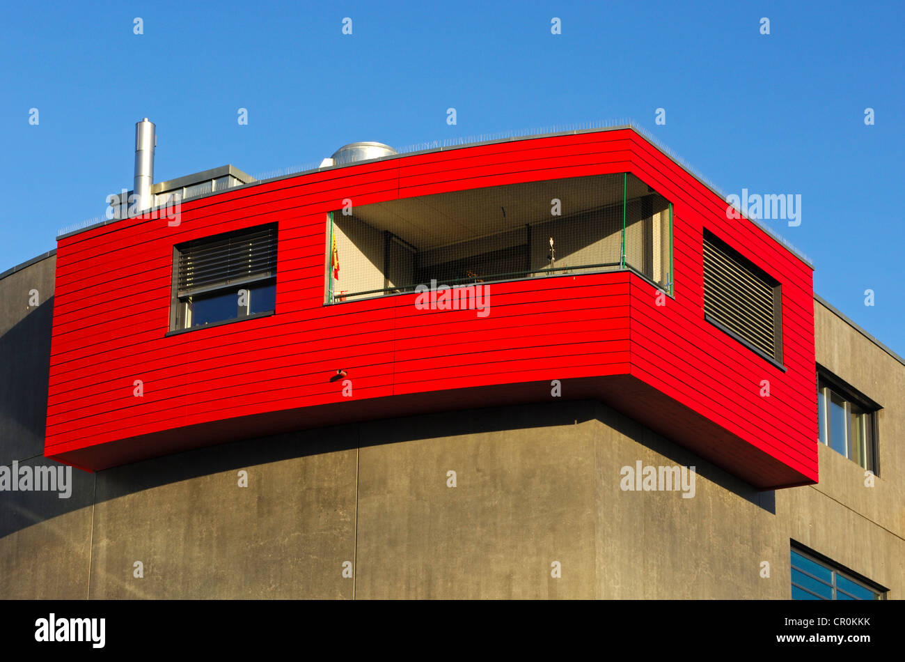 Fassade, Eckwohnung mit Balkon und roten Holzvertäfelung, College Sismondi, Genf, Schweiz, Europa Stockfoto