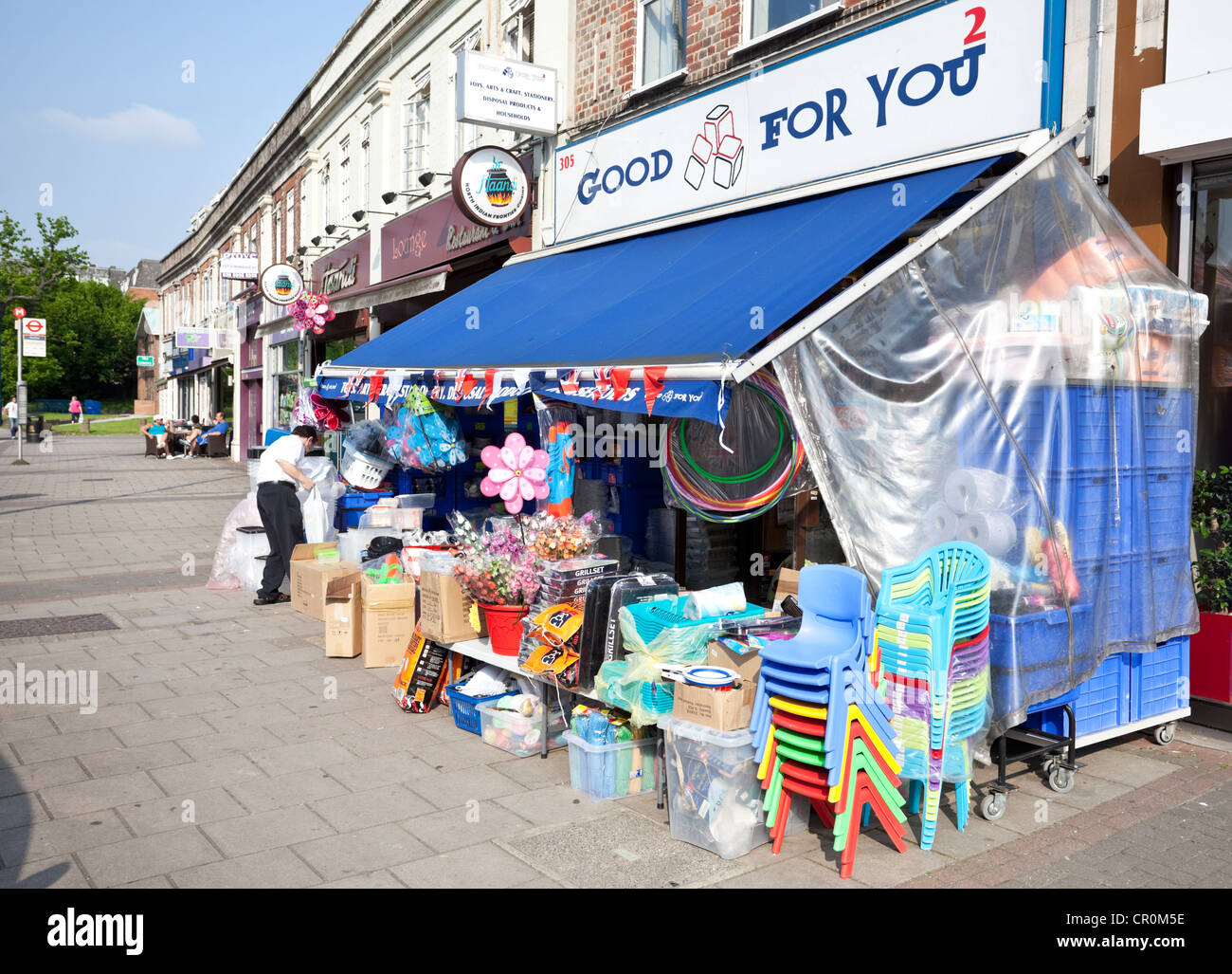 Strassenlokal Haushaltswaren Artikel angezeigt werden auf dem Bürgersteig, Edgware, Middlesex, England, UK Stockfoto
