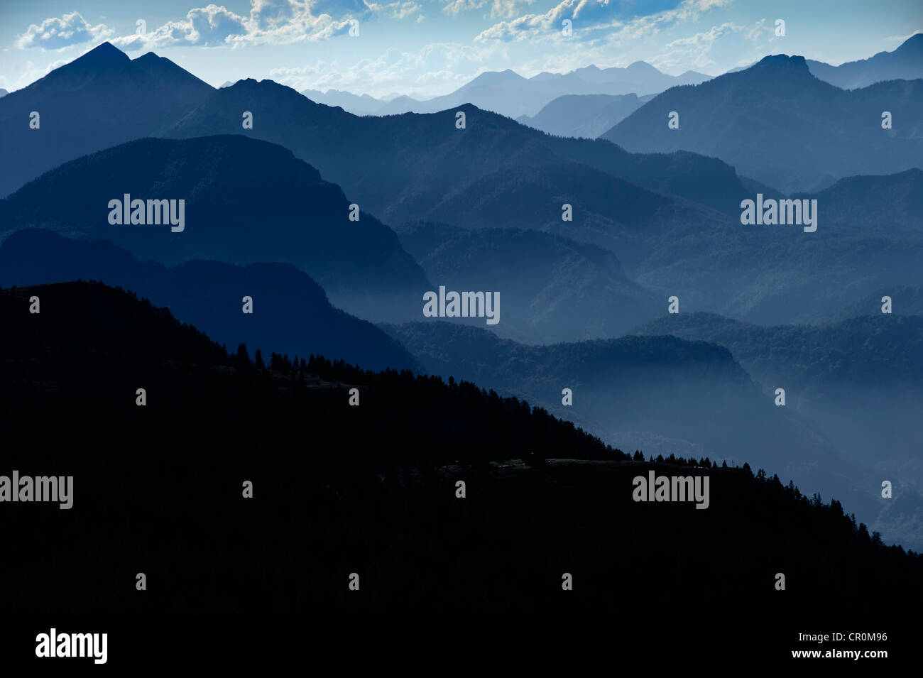 Blick vom Untersberg, Loferer Steinberge Bergkette, Wilder Kaiser Gebirge und neblige Täler, Grödig, Salzburg Stockfoto