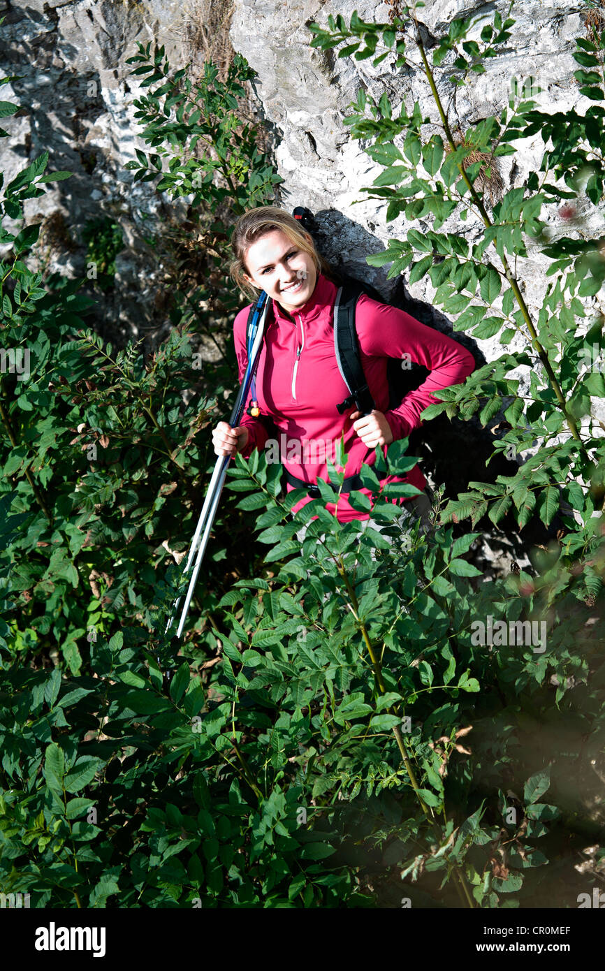 Junge Frau, Wandern in den Bergen Stockfoto