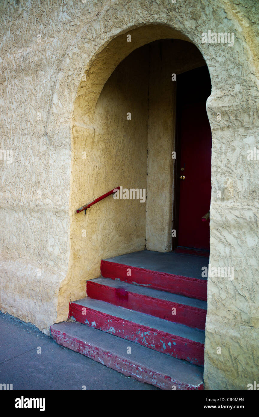 Gewölbte Tür und Adobe Fassade, historische Innenstadt, kleiner Berg Stadt Salida, Colorado, USA Stockfoto