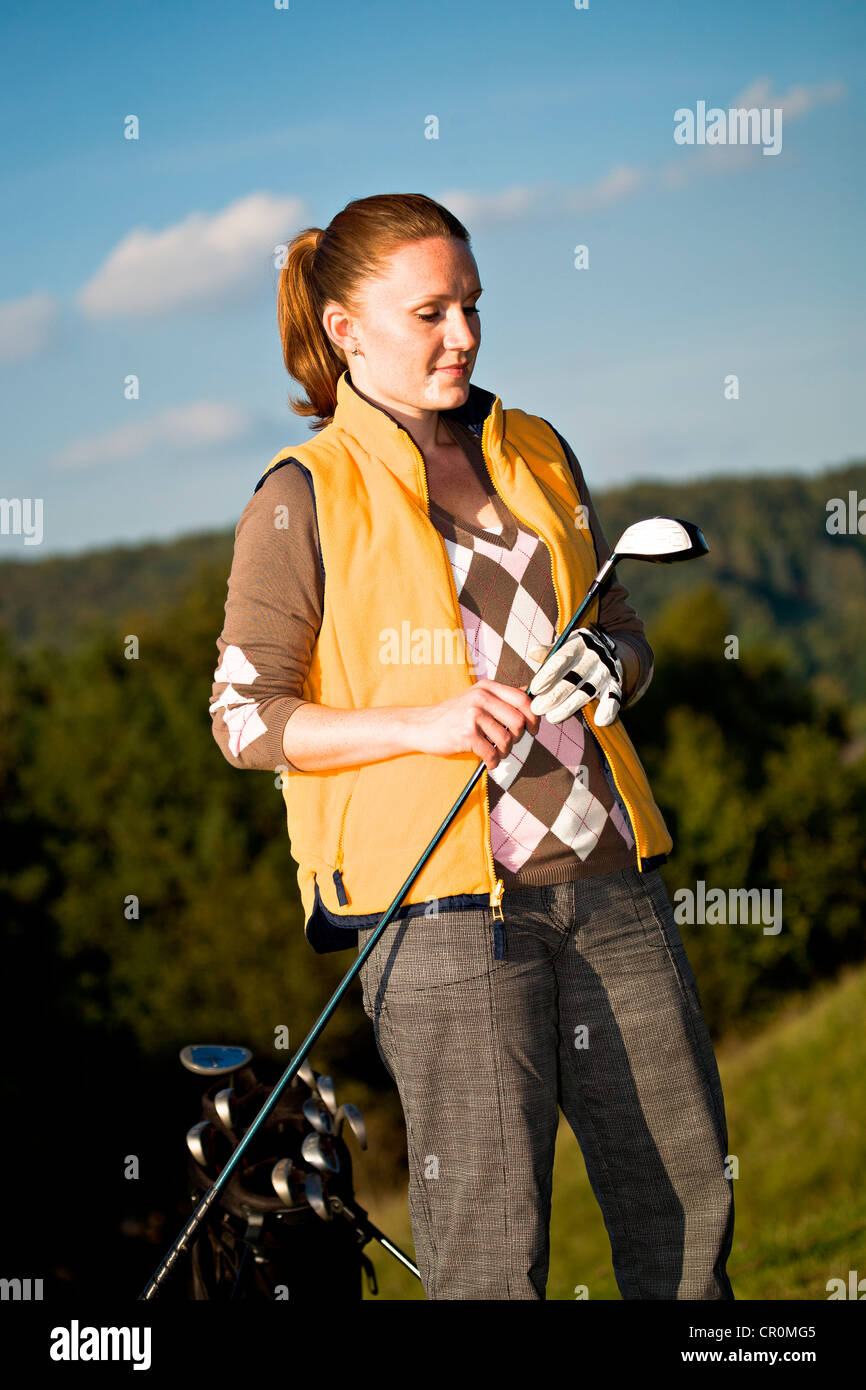 Weibliche Golfer mit einem Golfschläger Stockfoto