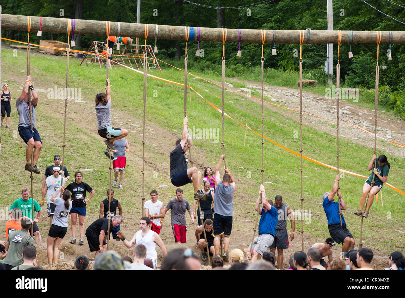 Teilnehmer des schwierigen Hindernis Trail Sprintrennen, Spartan Race in Tuxedo New York Kletterseile. Stockfoto