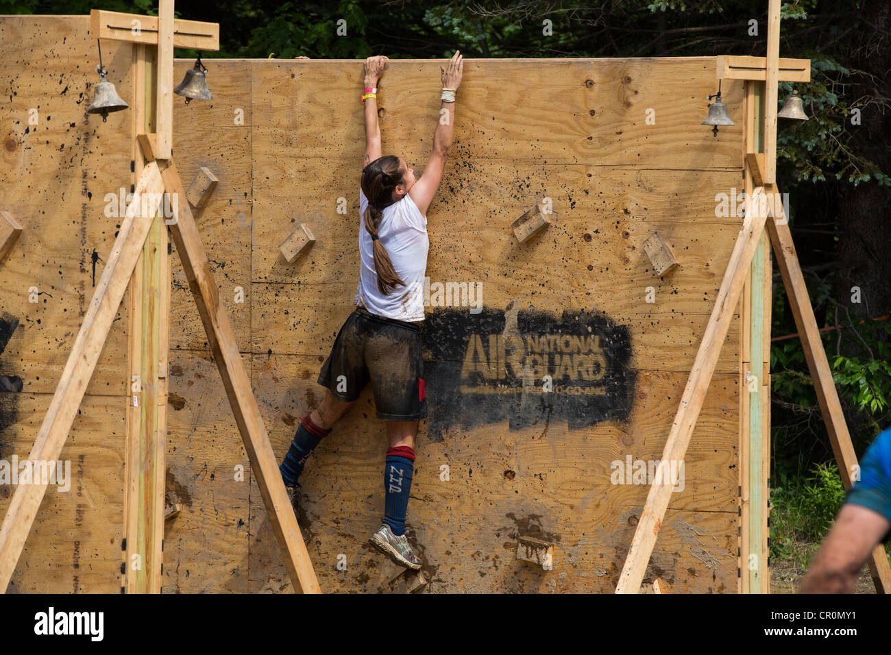Teilnehmer des schwierigen Hindernis Trail Sprintrennen, Spartan Race in Tuxedo New York, die Kletterwand. Stockfoto