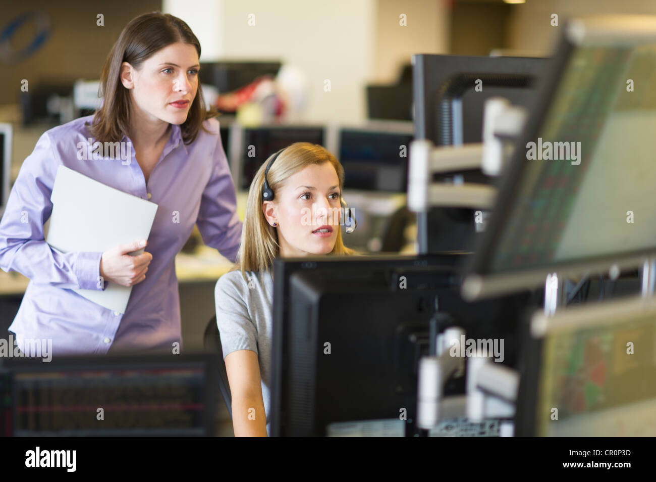 USA, New York, New York City, Händler bei trading desk Stockfoto